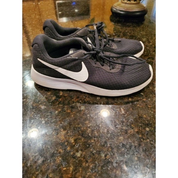 Nike Tanjun Women's Black Running Shoes Size 8 - Picture 2 of 8